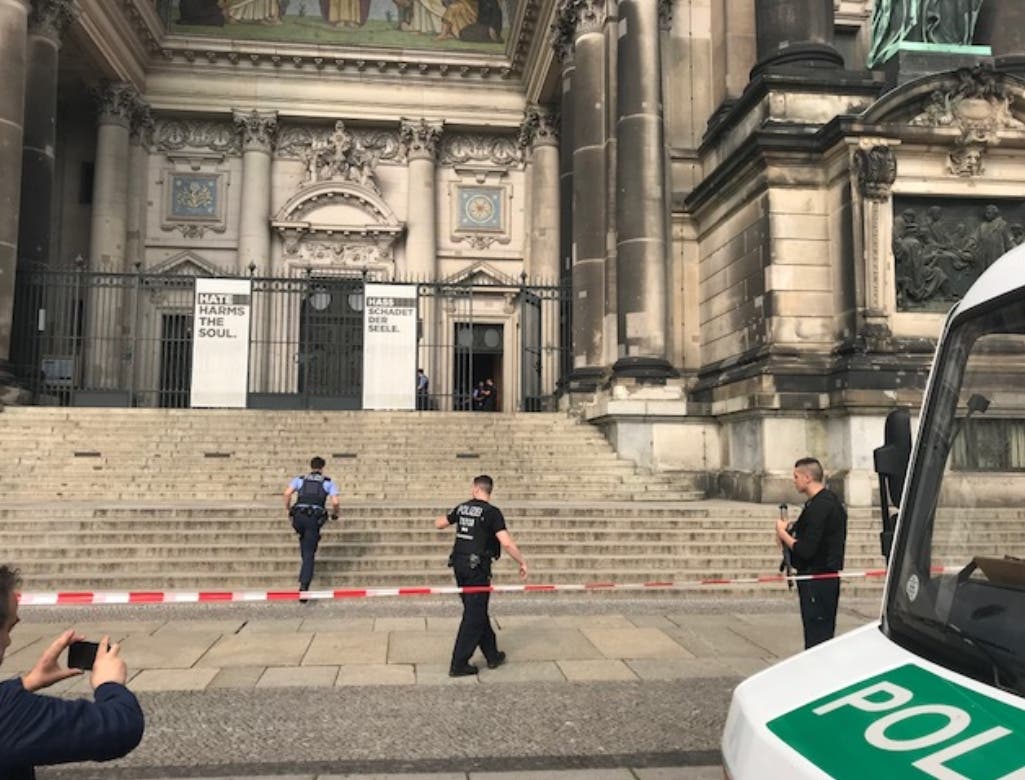 Tiroteo en la catedral de Berlín deja dos heridos, entre ellos un policía
