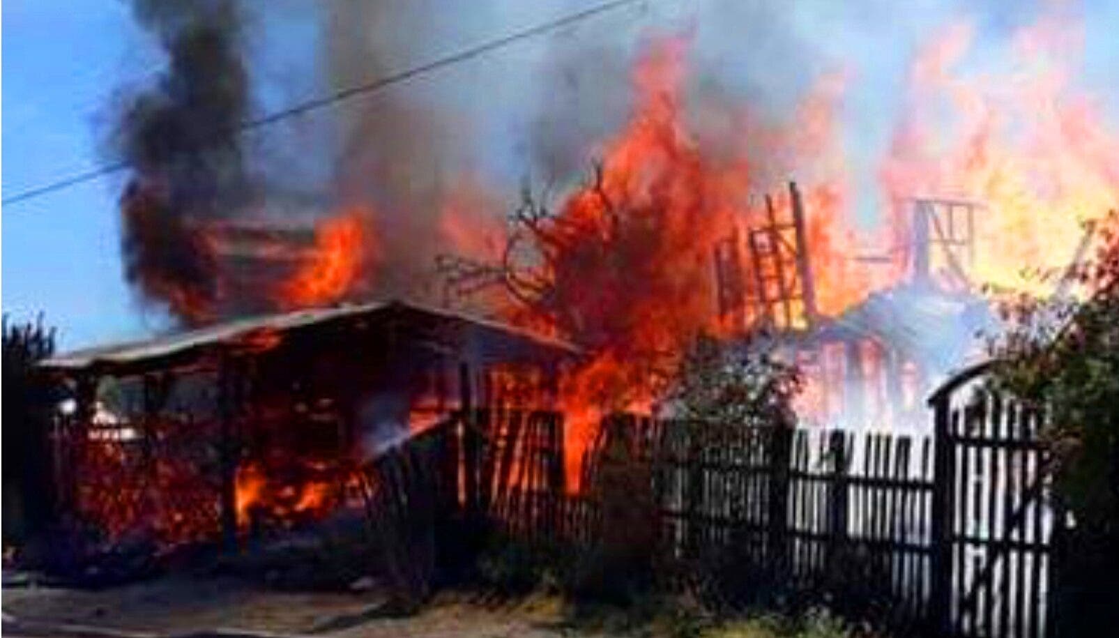 Incendio reduce a cenizas dos viviendas en sector Villa Progreso de Puerto Plata