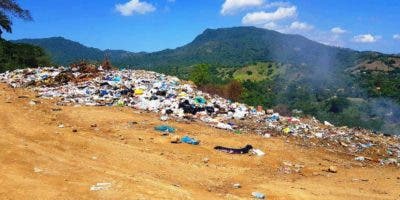 Técnicos de Medio Ambiente inspeccionan vertedero municipal de Los Hidalgos por contaminación