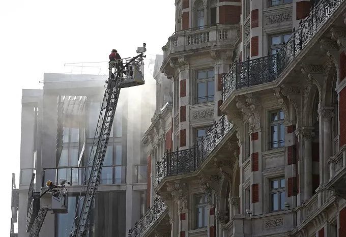 Unos 120 bomberos acuden a un incendio en un hotel de lujo en Londres