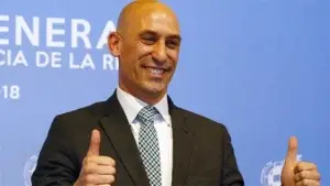 Cuatro iPhones, un Rólex y un Porsche fue lo que dejó Rubiales en Punta Cana