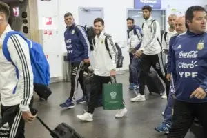 Selección argentina desembarcó en Rusia como favorita pero llena de contratiempos