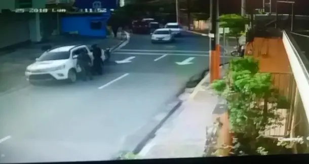 Delincuentes vestidos de policías despojan hombre de camioneta en plena vía