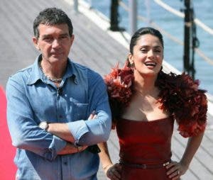 Antonio Banderas: Salma Hayek mantuvo silencio para «protegernos» de Weinstein