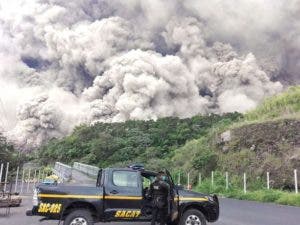  Este folleto impreso por la Policía Nacional de Guatemala muestra a policías durante las operaciones de búsqueda alrededor de Volcano Fuego después de una erupción en Guatemala AFP 