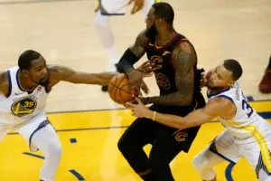 Warriors sobreviven a 51 puntos de LeBron y pegan primero