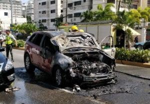 Vehículo se incendia frente a establecimiento comercial en avenida Abraham Lincoln