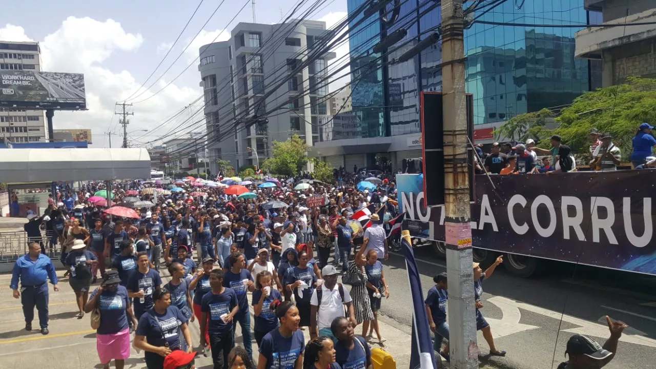 Evangélicos marchan contra corrupción y otros males sociales