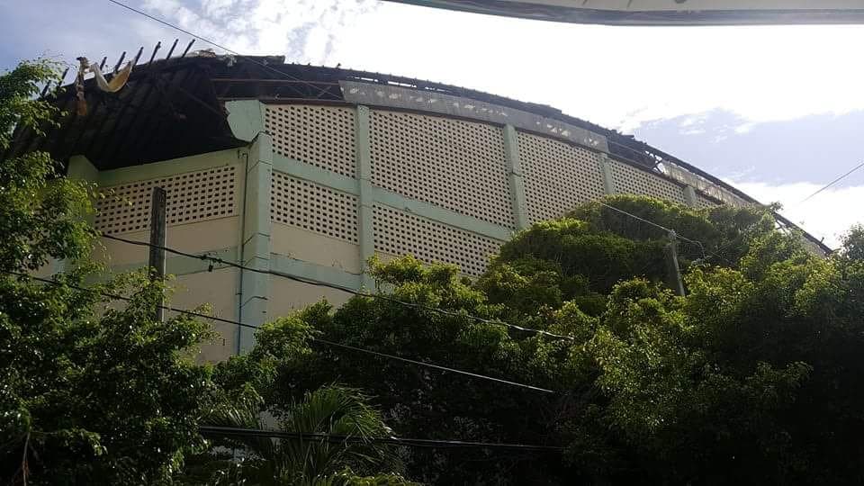 Se desprende parte de techo del pabellón de baloncesto en Puerto Plata