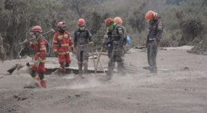 Brigadas rescatan 8 cadáveres lo que eleva a 84 los muertos en Guatemala