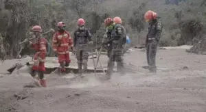 Brigadas rescatan 8 cadáveres lo que eleva a 84 los muertos en Guatemala