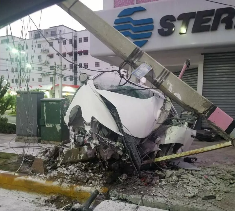 Vehículo se estrella contra poste de electricidad en la avenida Núñez de Cáceres