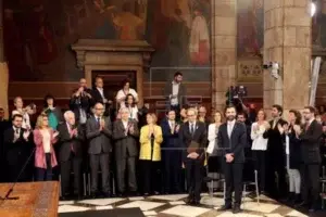 Gobierno regional catalán toma posesión y recobra el control de instituciones