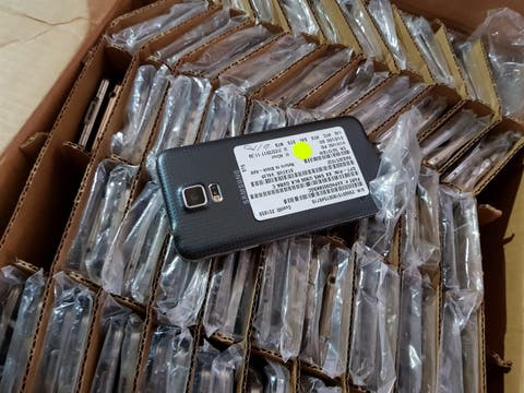 Aduanas decomisa 960 mil unidades de cigarrillos y 745 celulares declarados como piezas usadas de vehículos