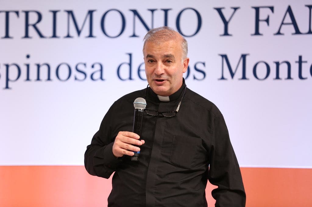 Padre Ángel Espinosa destaca las claves del matrimonio en conferencia auspiciada por la Primera Dama