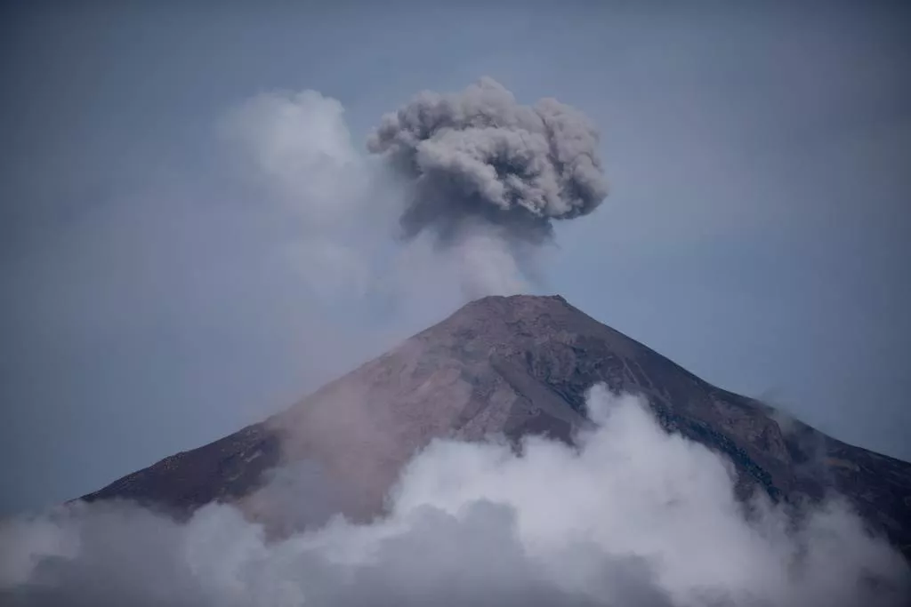 Volcán de Guatemala sigue con explosiones y alertan de flujos piroclásticos