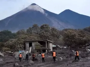 Nuevos deslizamientos complican búsqueda de desaparecidos por volcán en Guatemala