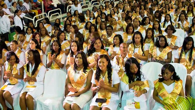 Universidad Evangélica gradúa 1,459 profesionales