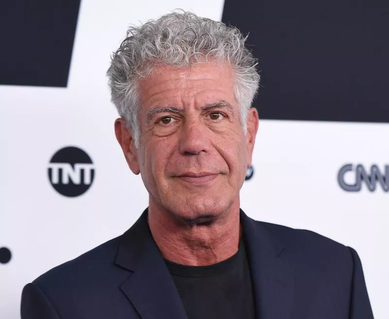 Anthony Bourdain se ahorcó con el cinturón del albornoz, según fiscal