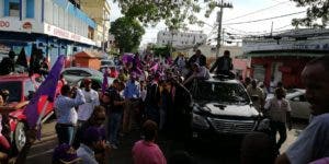 Leonel inicio el recorrido por la avenida Nicolás De Ovando. Foto: Hillman Pimentel