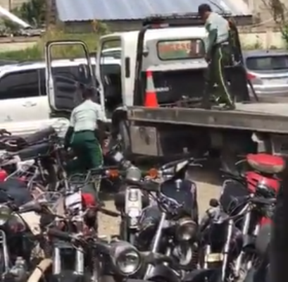 DIGESETT suspende en sus funciones a agentes captados en video lanzando motocicleta desde grúa