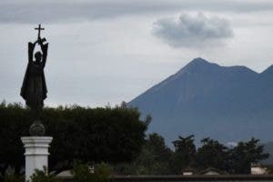 Guatemala mira temerosa con un ojo al volcán y el otro al cielo