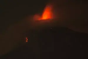 Volcán de Fuego sigue con explosiones y alertan sobre descenso de avalanchas