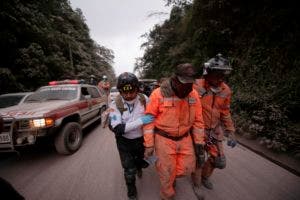 Bomberos salen de la zona de evacuación marcada por la erupción del Volcán de Fuego, en El Rodeo, Guatemala. AP