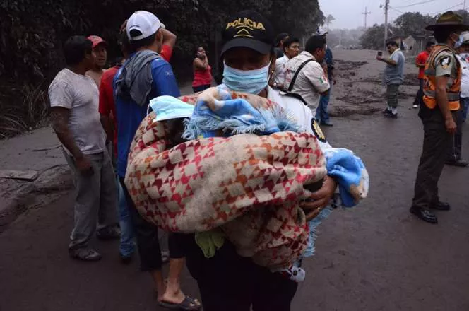 Aumentan a 30 los muertos por la erupción devolcán en Guatemala