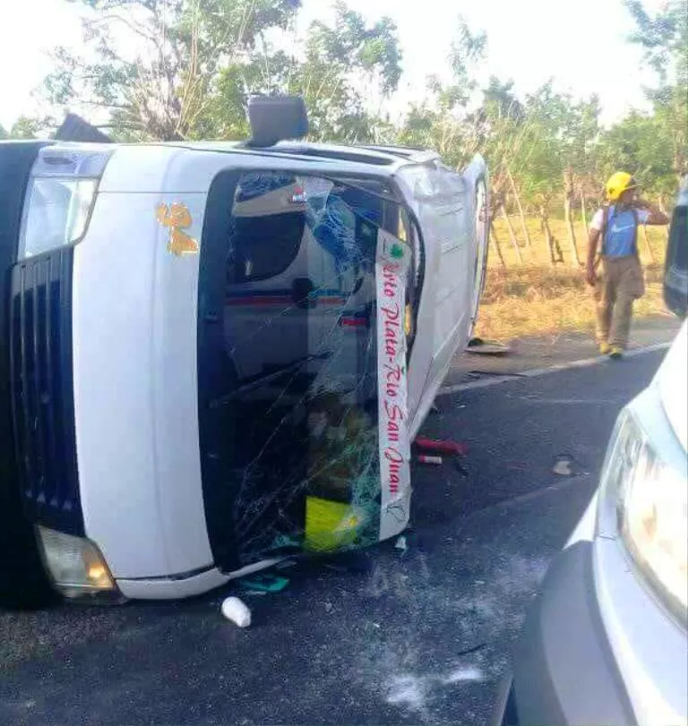 Ocho personas heridas al volcarse minibús en carretera que une a Sosúa y Cabarete