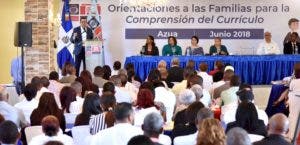 Ministro de Educación orienta a familias sobre el currículo por competencias