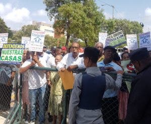 Residentes en Los Tres Brazos reclaman acción penal contra responsables de vender el barrio