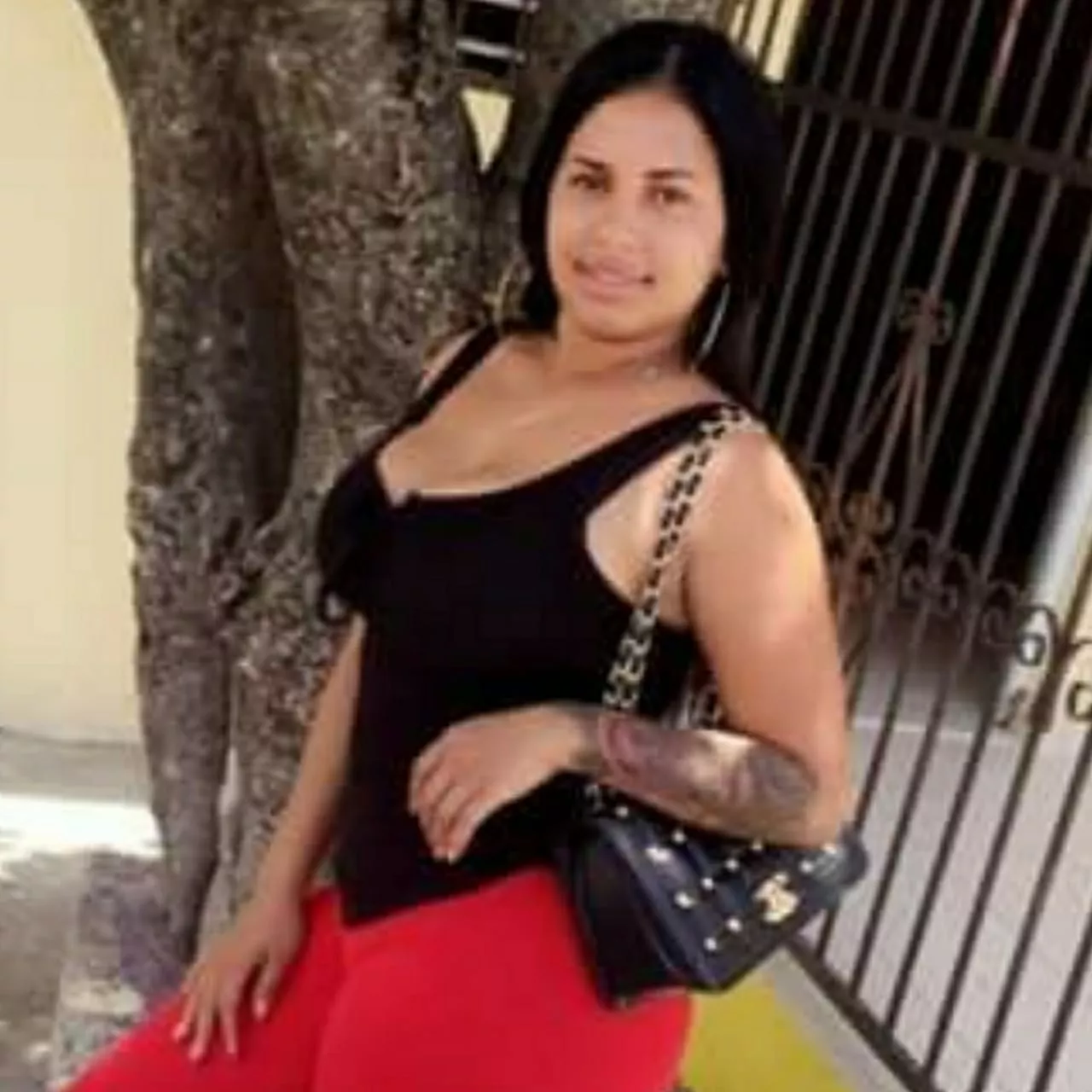 Hombre hiere mujer de un disparo en la cabeza en La Vega