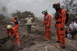 Suben a 110 los fallecidos y fluye ayuda para afectados tras erupción volcán