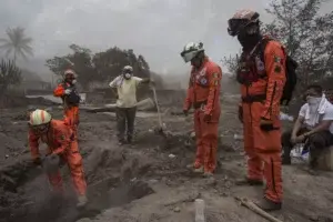 Suben a 110 los fallecidos y fluye ayuda para afectados tras erupción volcán