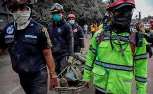 Aumentan a 65 los muertos por potente erupción del volcán de Fuego en Guatemala