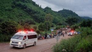 Rescatan seis de 12 jóvenes atrapados por más de dos semanas en cueva de Tailandia