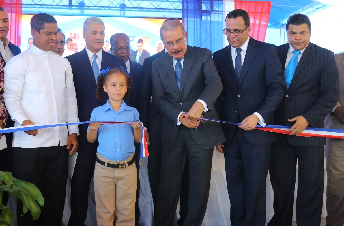 Medina entrega una escuela en Cristo Rey