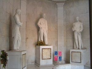 Estatuas de los libertadores de la República Dominicana en el Altar de la Patria.