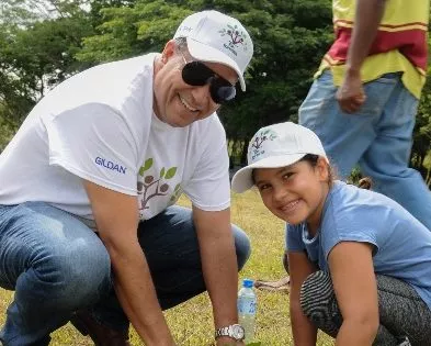 Voluntarios de Gildan siembran plantas