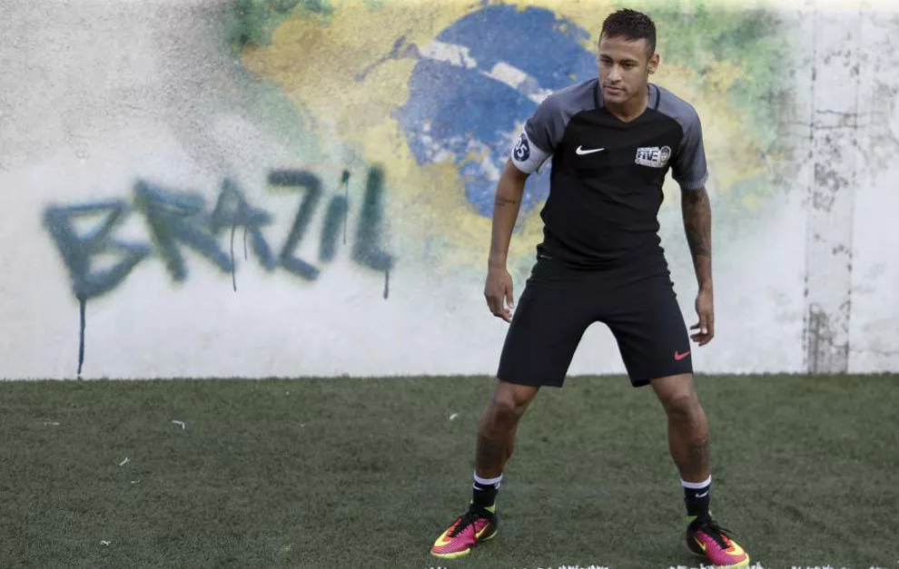 Neymar vuelve a jugar fútbol callejero