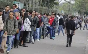 Los jóvenes buscan cambio generacional en política, según sondeo