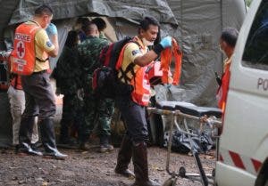 El entrenador y cuatro niños faltan por ser rescatados de cueva en Tailandia