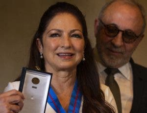 Gloria Estefan recibe Medalla de Oro al mérito