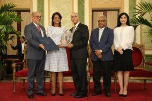 Despacho Primera Dama entrega premio Pediatra del Año en reconocimiento al servicio a niñez