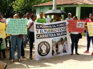 Los comunitarios dicen que no aguantan más cruzar por el tramo carretero, debido a sus pésimas condiciones.