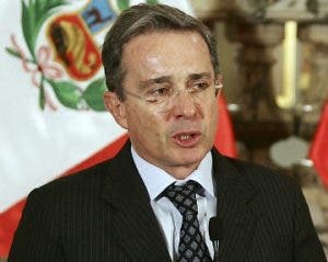 Uribe anuncia renunciará a cargo senador