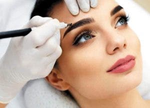 Los procedimientos de belleza pueden causar la alopecia de cejas