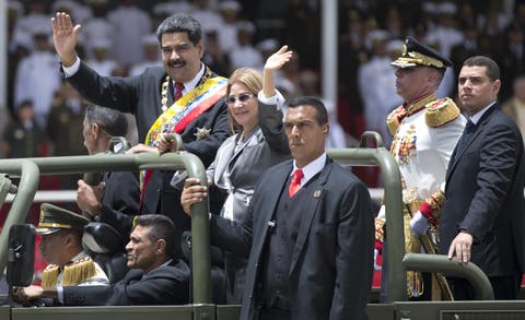 EU niega planes de invasión; Venezuela hace desfile militar
