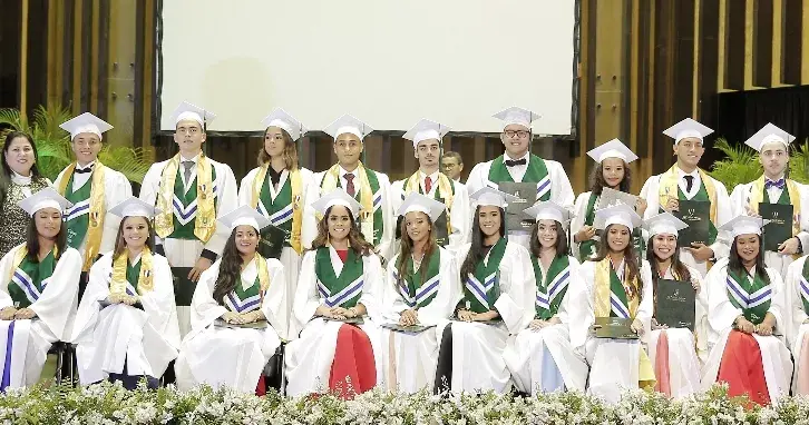 El St. Patrick School gradúa a 25 nuevos  bachilleres